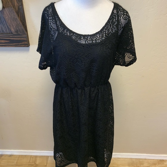 Dresses & Skirts - Large black lace pattern dress
